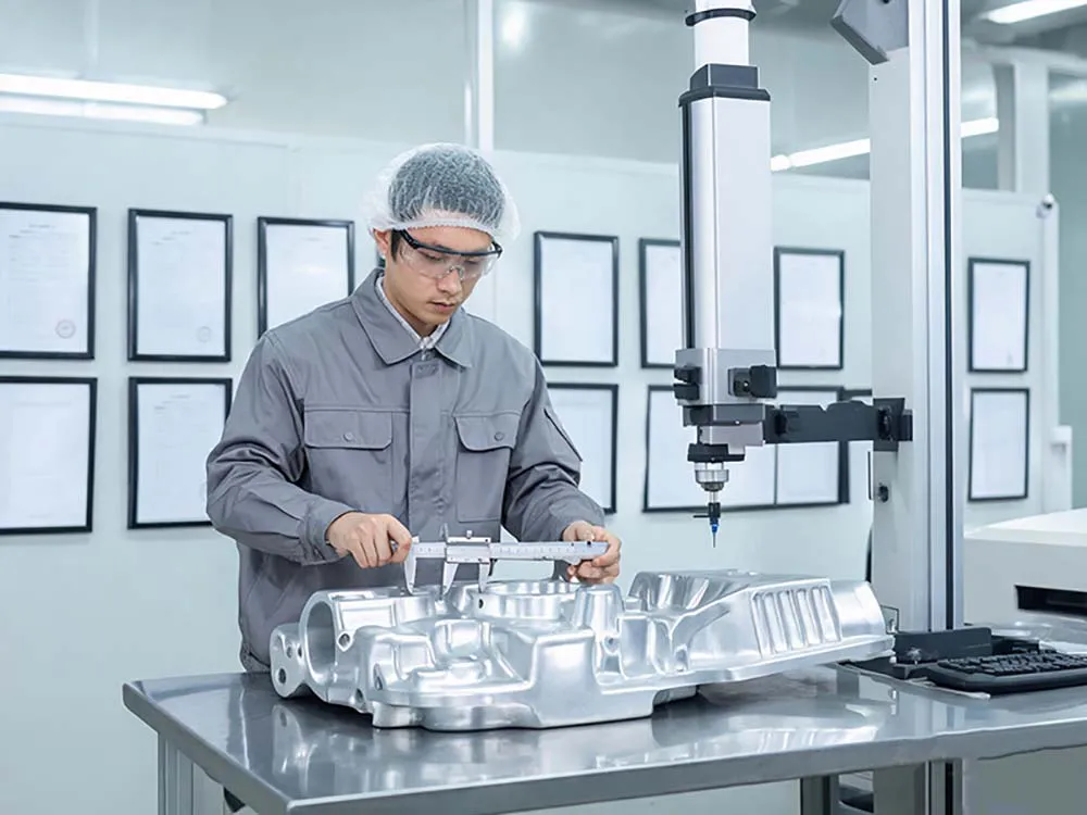 贺鑫质检人员使用精密量具对铝合金铸造产品进行质量检测