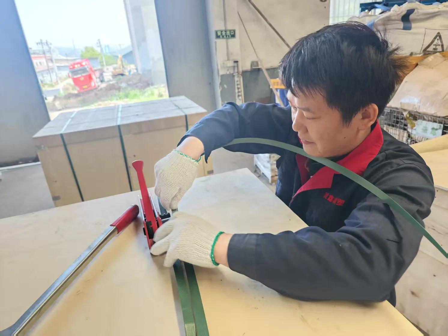 贺鑫铝合金铸件产品出库包装流程——纸箱封装、抗震填充、打包带加固及唛头标识